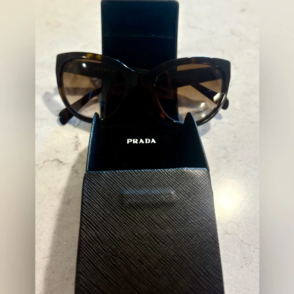 PRADA Tortoise Shell 🕶️ Sunglasses 👝🤎👜 - Picture 4 of 16